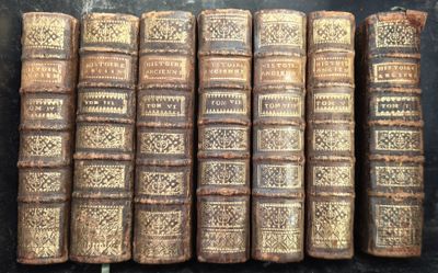 de nombreux livres anciens empilés les uns sur les autres sur une table