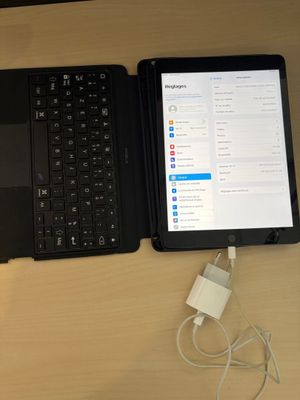 deux ordinateurs portables posés l'un à côté de l'autre sur une table