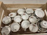 de nombreuses tasses et soucoupes dans une boîte en bois