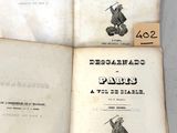 plusieurs vieux livres sont empilés sur une table