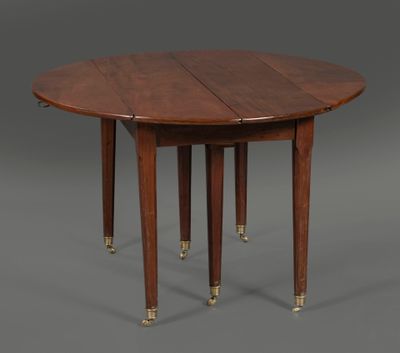 une table ronde en acajou à quatre pieds, dotée d'une seule rallonge sur le plateau