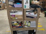 des cartons empilés les uns sur les autres sur un chariot dans un entrepôt