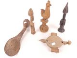 quatre cuillères en bois et deux cuillères en bois posées sur une surface blanche