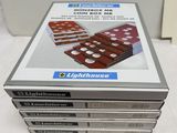trois boîtes de dominos empilées les unes sur les autres sur une table