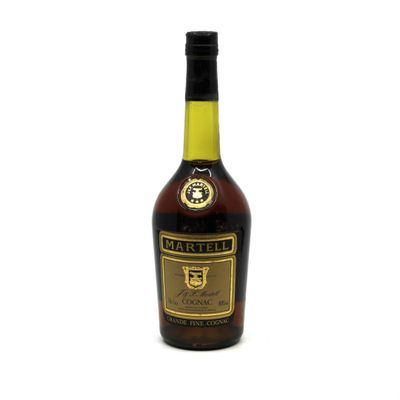 une bouteille de vin posée sur une surface blanche