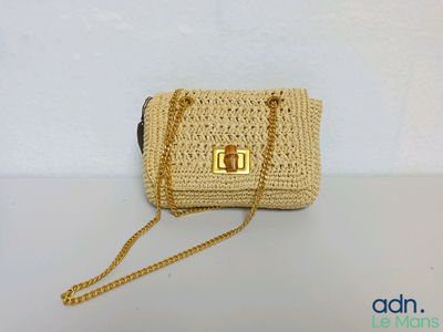 sac à main beige au crochet avec une bandoulière en chaîne dorée