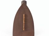 un vase marron muni d'une poignée en bois, posé sur une surface blanche