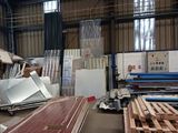 un grand entrepôt contenant de nombreuses essences de bois différentes