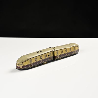 un petit train posé sur une table