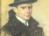 portrait d'un homme portant un chapeau noir et un manteau de fourrure