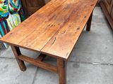 une table en bois posée sur le trottoir