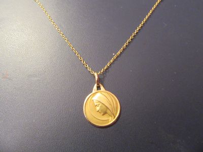 gros plan d'un collier en or sur un mannequin