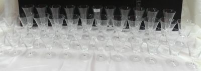 beaucoup de verres à vin vides sur une table