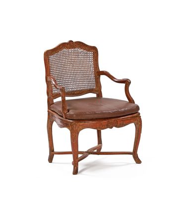 une photo d'une chaise en bois avec une assise en cuir marron