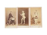 trois photos d'époque représentant un homme et une femme avec des raquettes de tennis