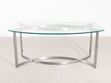 une table basse en verre avec un piètement en métal et un plateau en verre