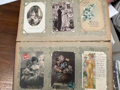 un livre ouvert sur lequel figurent des images de personnes et de fleurs