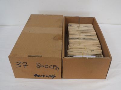 une boîte en carton contenant beaucoup de livres