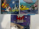 Trois recueils de dessins humoristiques de Walt sont exposés sur un support blanc.