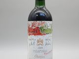 une bouteille de vin posée sur une table