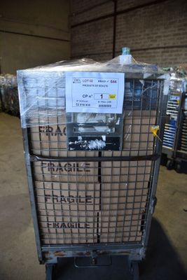 un chariot contenant de nombreux cartons dans un entrepôt