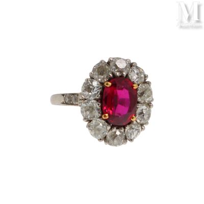 une image d'une bague ornée d'un rubis entouré de diamants blancs