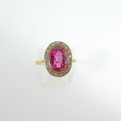 une bague en tourmaline rose et diamant