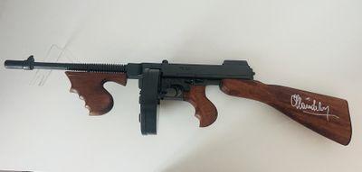 une photo d'un pistolet jouet accroché au mur