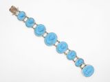un bracelet orné d'une pierre bleue et d'un fermoir en argent