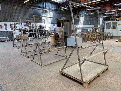une salle avec beaucoup de tables et de chaises