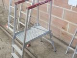 une échelle appuyée contre un mur de briques