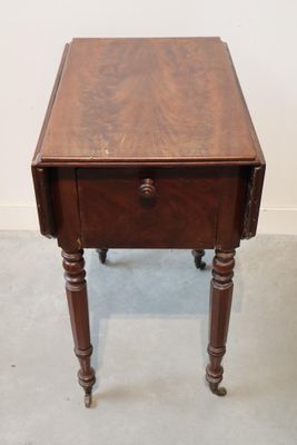 une petite table en bois avec un tiroir