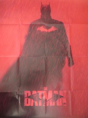 l'affiche du film « Batman » représentant la silhouette de Batman debout sous la pluie