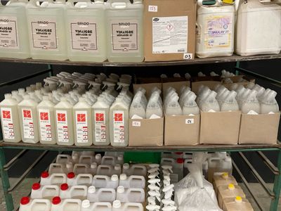 de nombreux cartons de lait sur une étagère dans un magasin