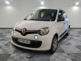 une voiture blanche garée dans une pièce