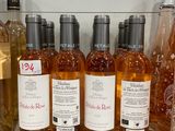 des bouteilles de vin sont alignées sur une étagère dans un magasin