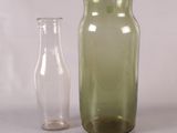 deux vases posés l'un à côté de l'autre sur une table