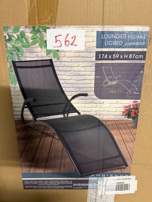 une photo d'une chaise longue noire dans un carton