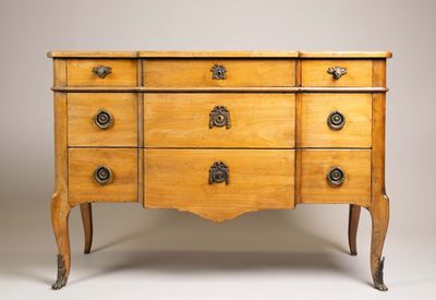 une commode ancienne avec des poignées et des boutons en laiton