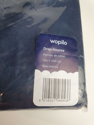 une étiquette au dos d'un t-shirt sur laquelle est inscrit « woppilo »