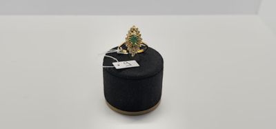 un gros plan d'une bague posée sur une boîte noire