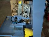 une machine posée sur une palette dans un entrepôt