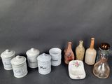 de nombreux types de bocaux et de récipients sur la table