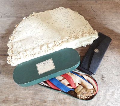 un chapeau et une paire de ciseaux posés sur une table