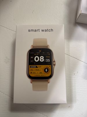 une boîte sur laquelle est posée une montre connectée, posée sur une table