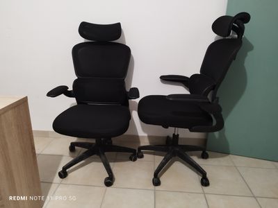 deux chaises de bureau noires placées l'une à côté de l'autre dans une pièce