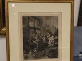 une photo d'un homme assis à une table devant la photo d'un homme