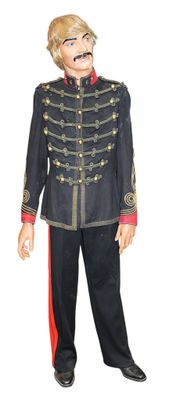an image of a man dressed in a military uniform