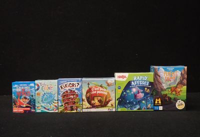 beaucoup de jeux de société pour enfants sur la table