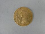 une pièce d'or avec l'image d'une femme dessus